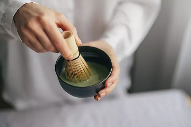 How to use matcha tea whisk?
